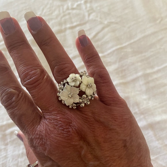 Beautiful ring - Picture 2 of 4